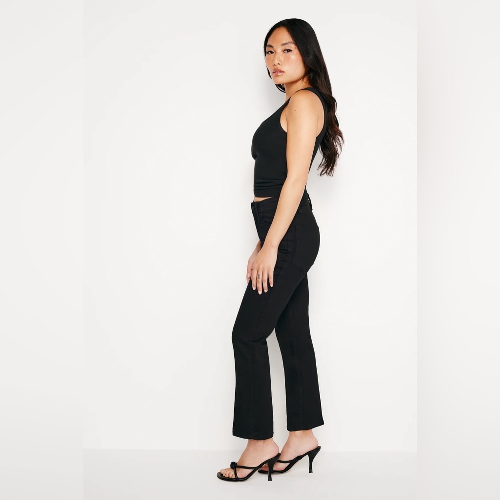 Good American NEVER FADES GOOD PETITE STRAIGHT JEANS - Picture 2 of 15